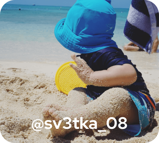 Young child in blue hat making sand castles. @sv3tka_08 .